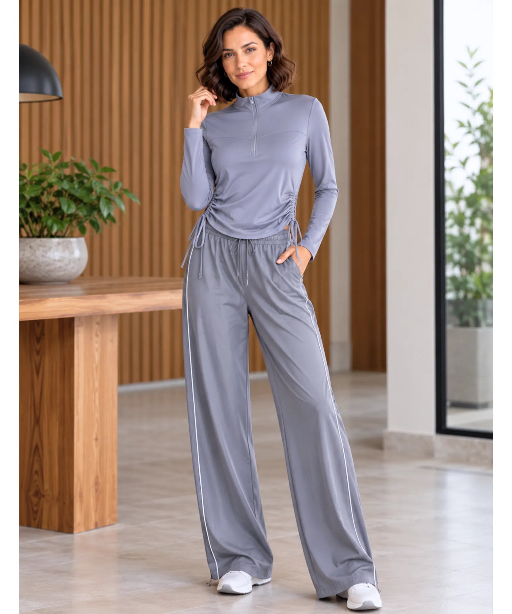 Blusa lilás de meio zíper com calça pantalona cinza