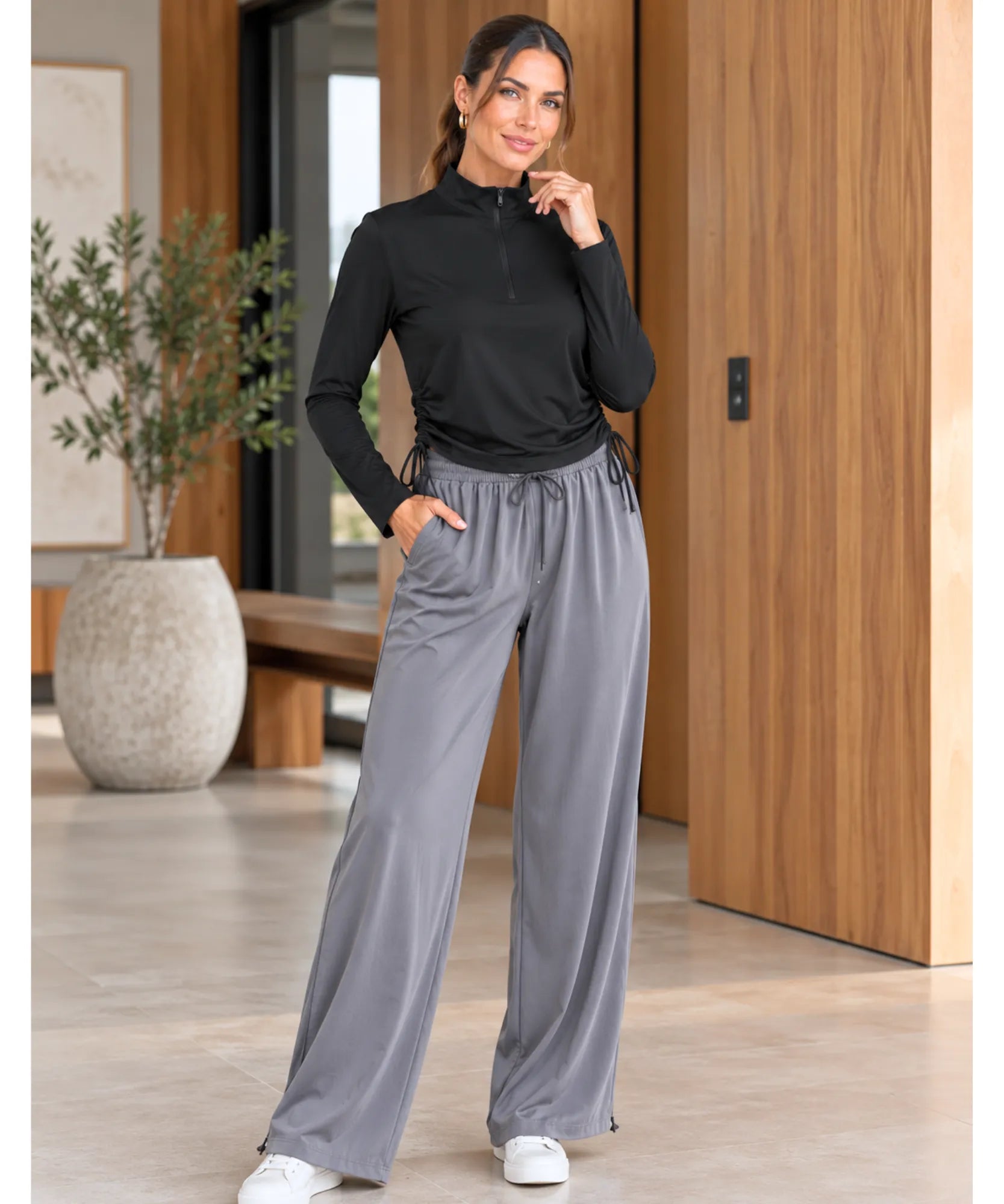 Blusa preta de meio zíper com calça pantalona cinza lisa