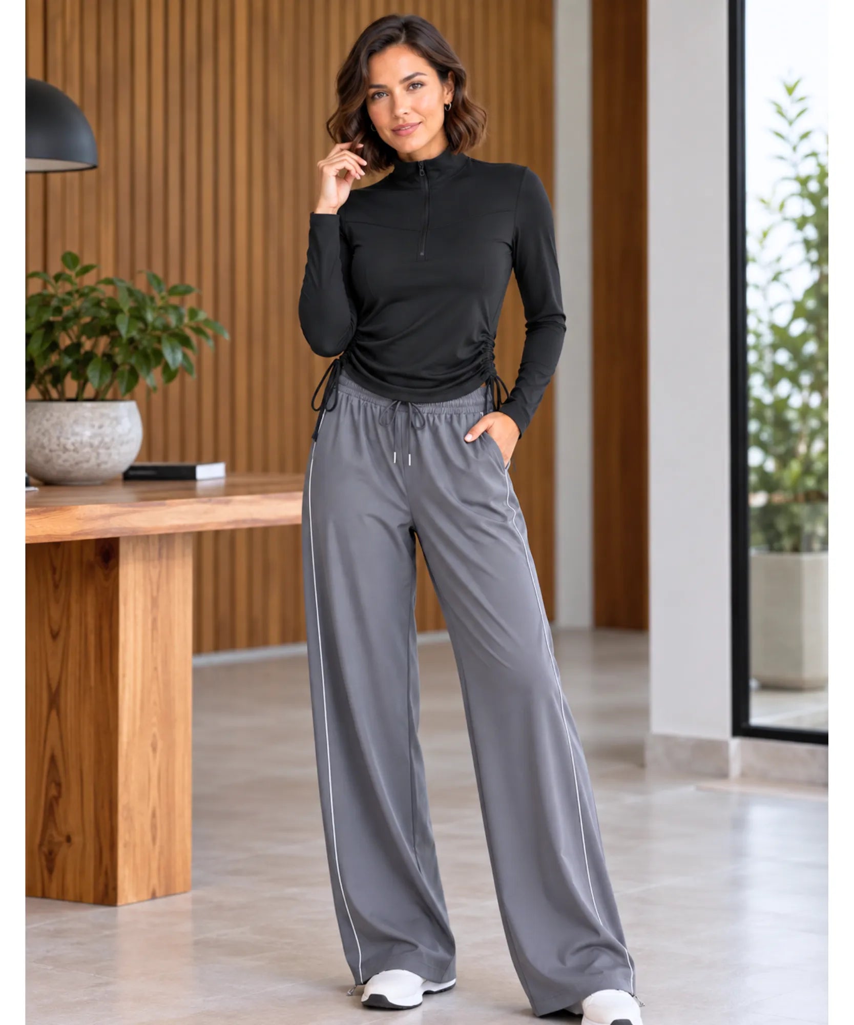 Blusa preta de meio zíper com calça pantalona cinza de vivo lateral