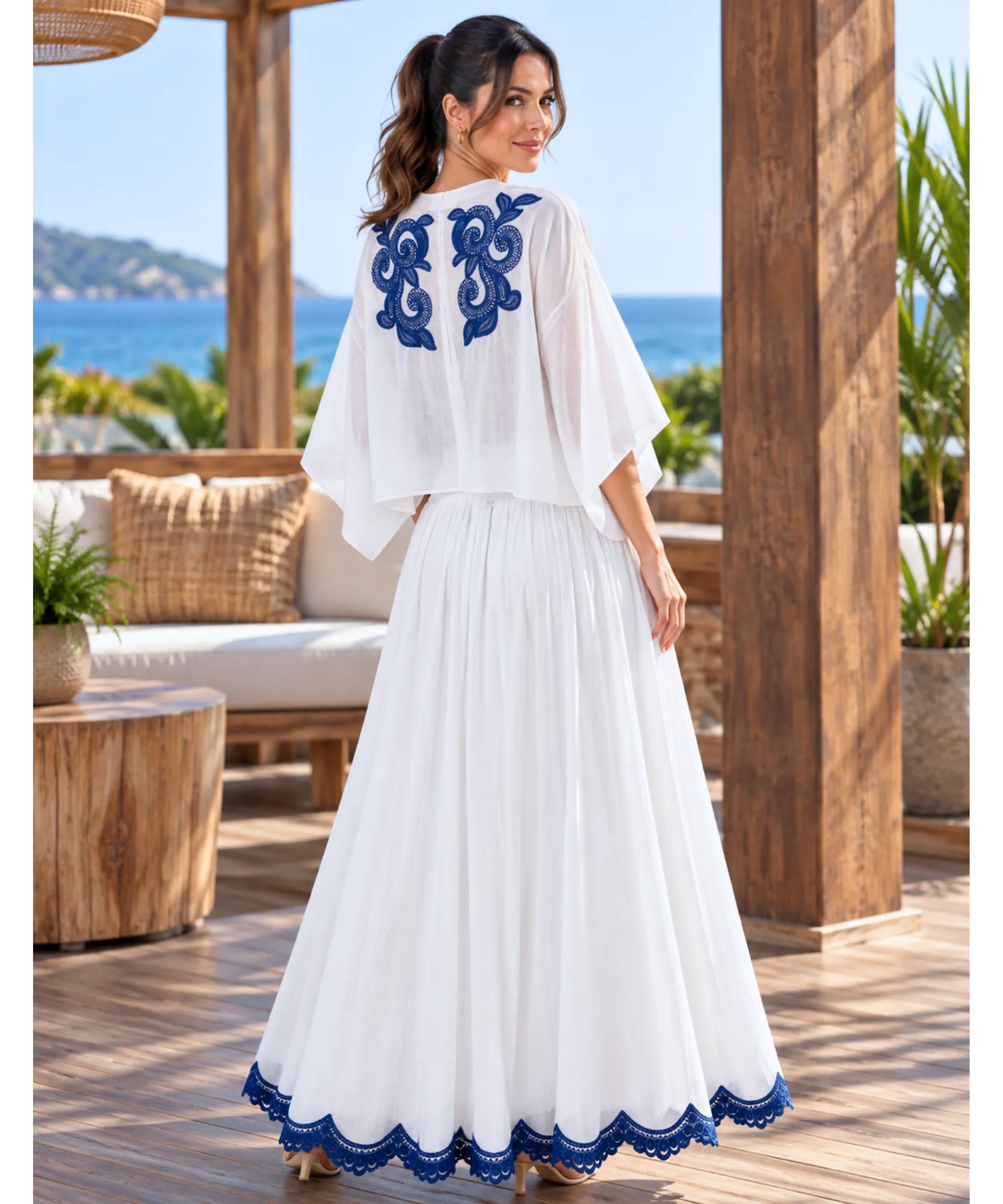 Conjunto feminino branco e azul, vista de costas, corpo inteiro