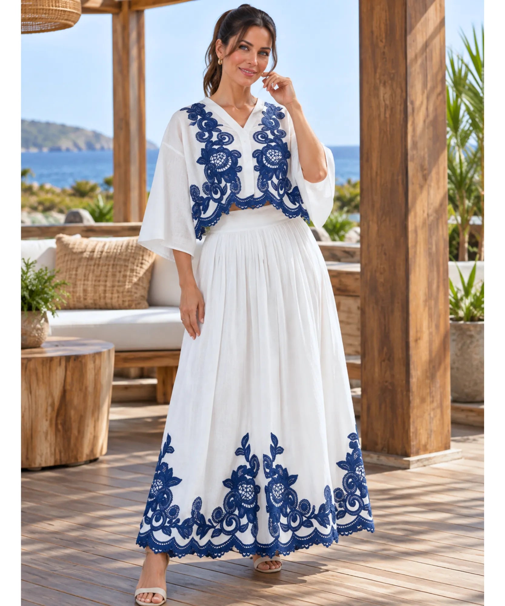 Detalhe do conjunto branco bordado em azul com manga morcego