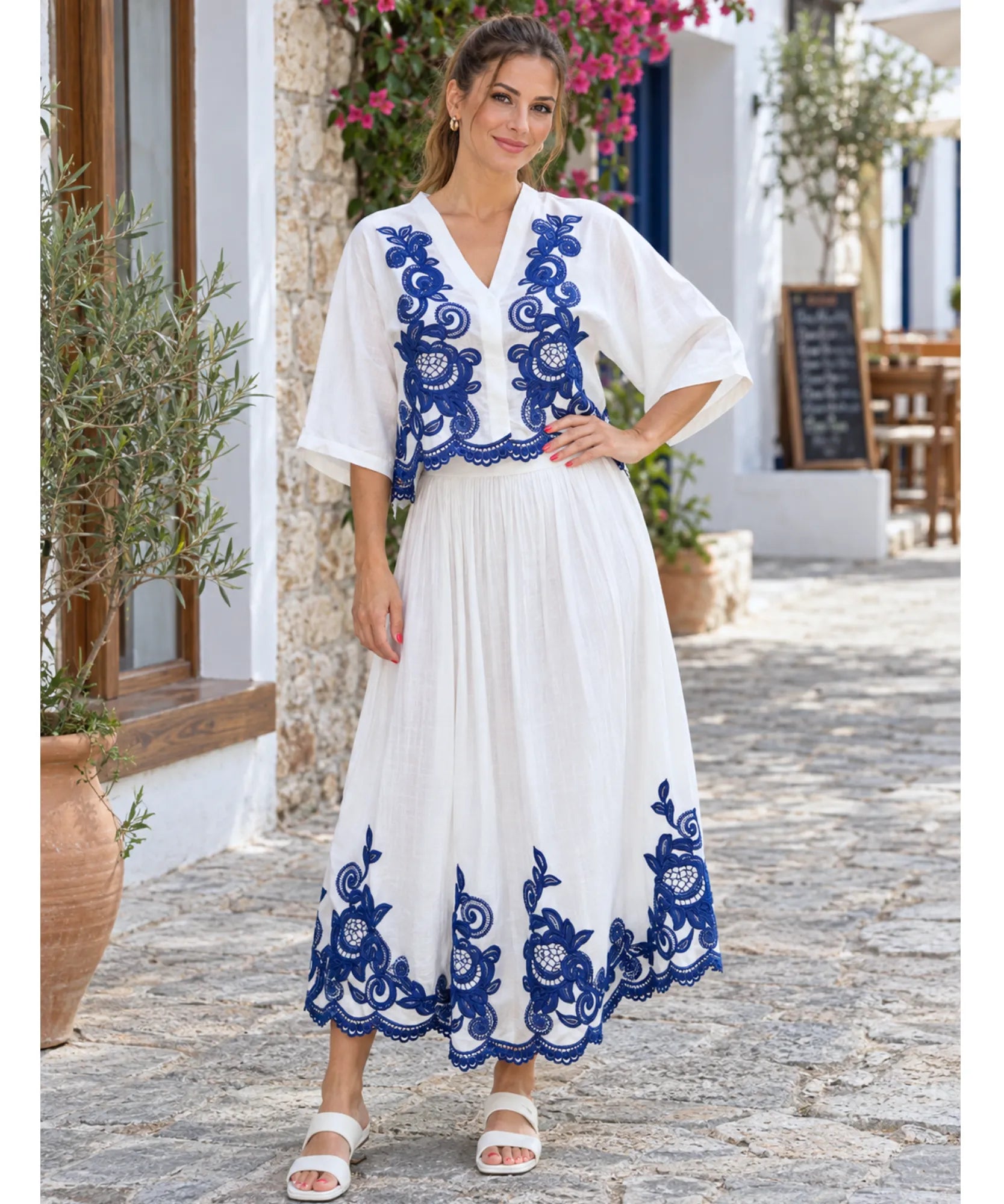 Modelo usando conjunto feminino branco e azul com bordado e manga morcego