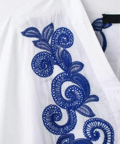 Detalhe do tecido com bordado azul em relevo na manga morcego