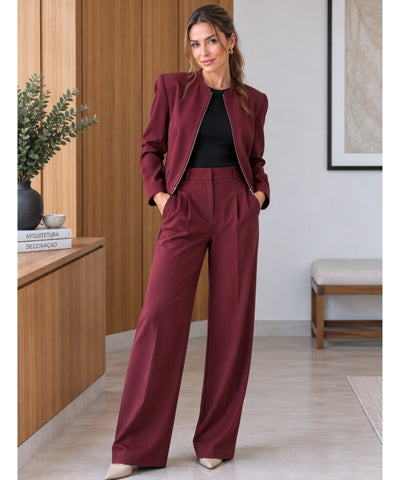 Conjunto de alfaiataria vinho com jaqueta aberta sobre blusa preta