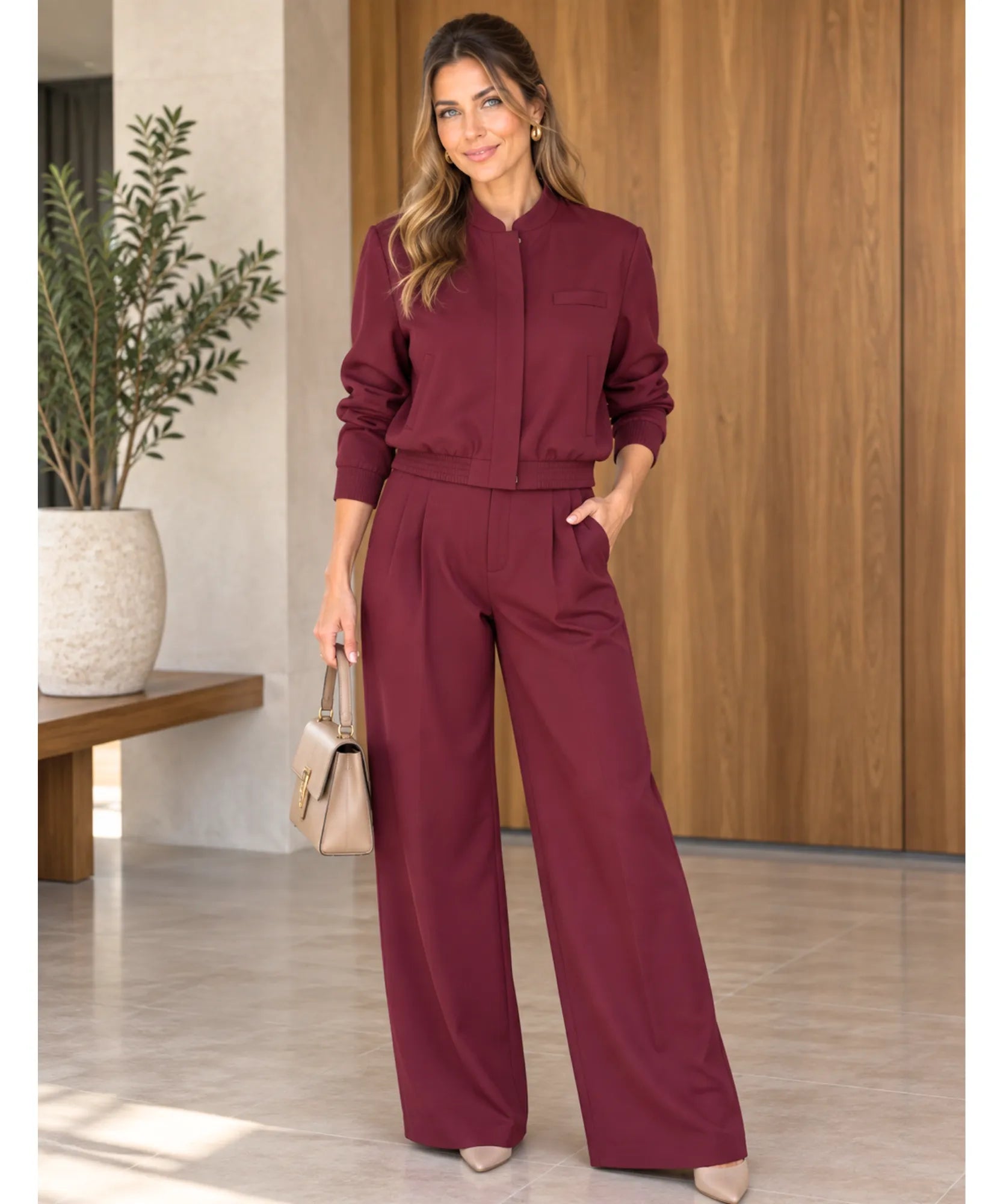 Conjunto de alfaiataria vinho de corpo inteiro com bolsa bege