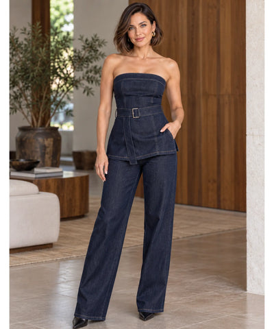 Conjunto jeans azul escuro com blusa tomara que caia e calça wide leg vista de frente