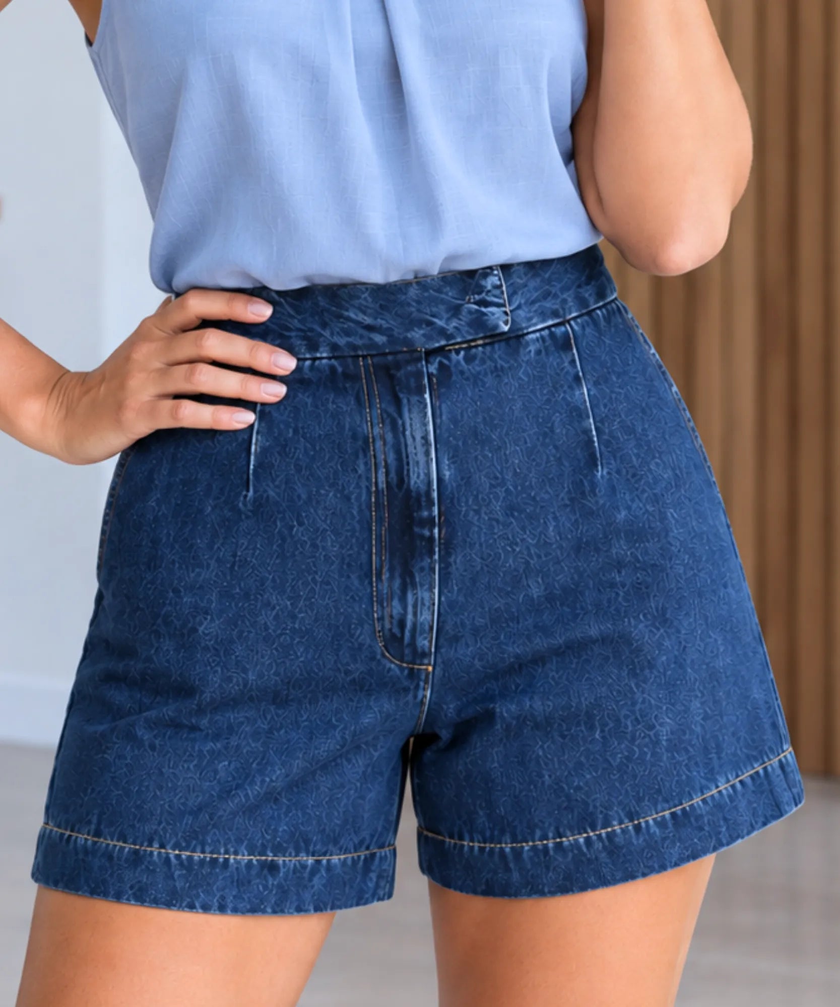 Detalhe do short jeans feminino azul de cintura alta com costuras aparentes