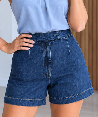 Detalhe do short jeans feminino azul de cintura alta com costuras aparentes