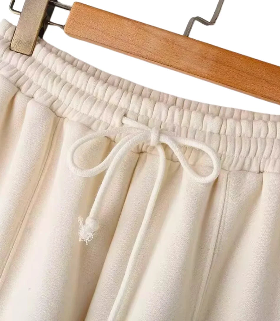 Comprar Conjunto Moletom Feminino com Jaqueta e Calça Larga Off White Bege de algodão grosso peluciado para os dias frios barato  em promoção ZARA


