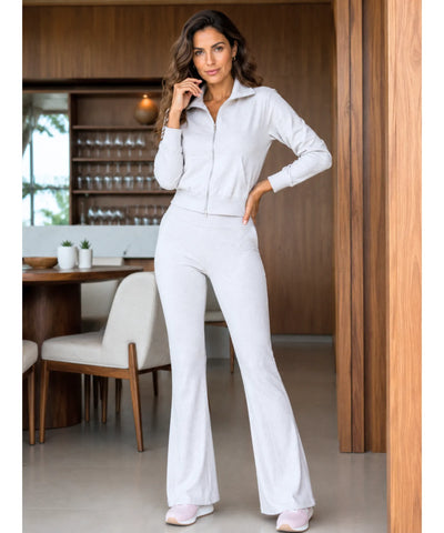 Conjunto moletom feminino flare cinza claro com tênis rosa