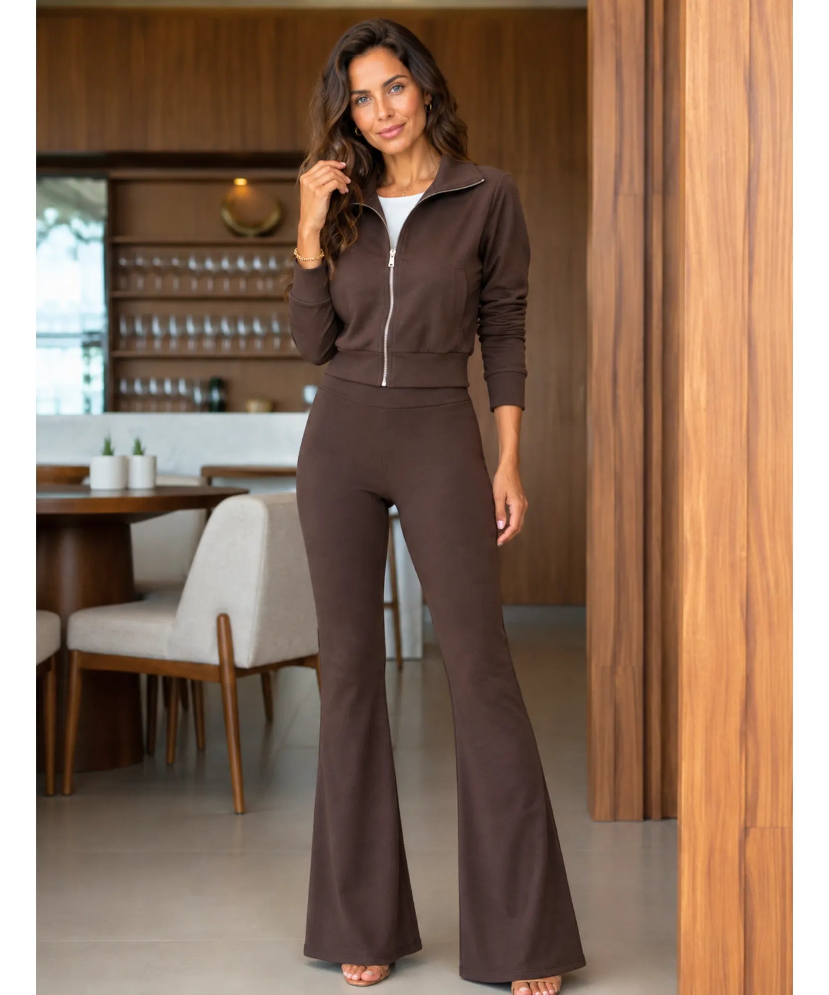 Conjunto moletom feminino flare marrom com blusa branca