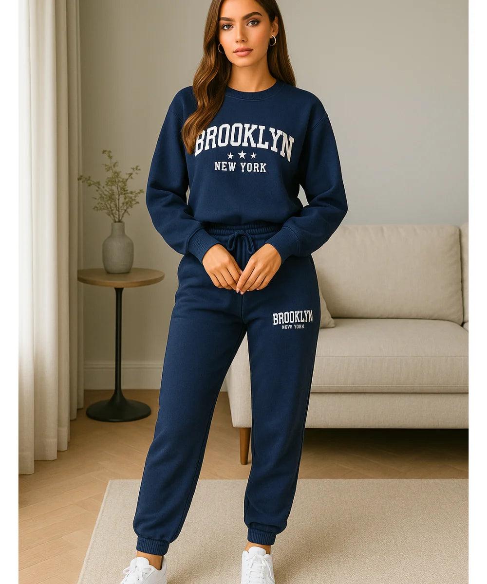 Comprar conjunto moletom feminino peluciado com estampa Brooklyn para looks confortáveis e estilosos no frio com visual urbano moderno em premoção