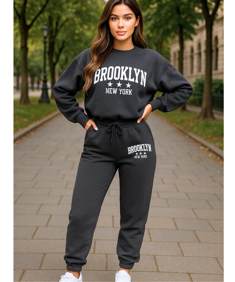 Comprar conjunto moletom feminino peluciado com estampa Brooklyn para looks confortáveis e estilosos no frio com visual urbano moderno em premoção