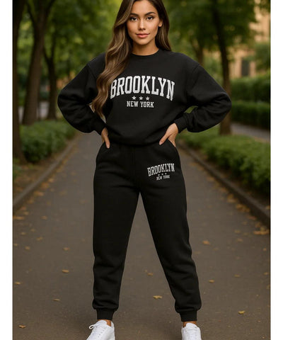 Comprar conjunto moletom feminino peluciado com estampa Brooklyn para looks confortáveis e estilosos no frio com visual urbano moderno em premoção