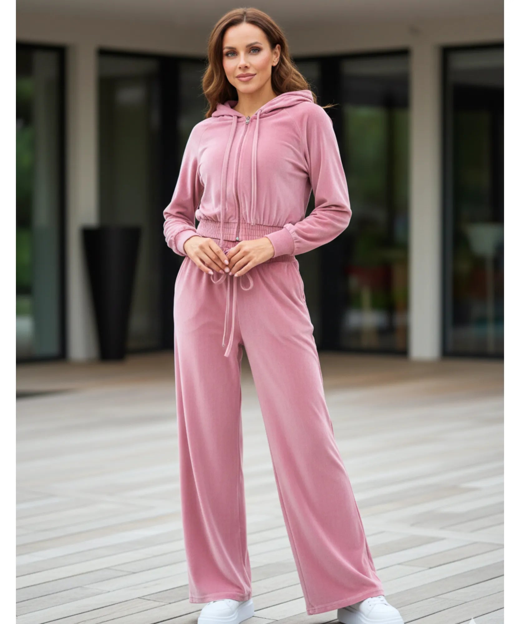 Conjunto moletom feminino veludo com capuz drapeado e calça wide leg. Brilho exclusivo e caimento impecável. Compre agora com frete grátis! ZARA