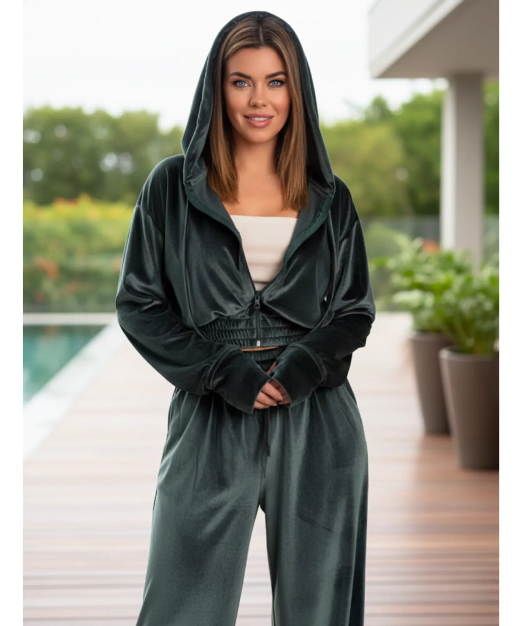 Conjunto moletom feminino veludo com capuz drapeado e calça wide leg. Brilho exclusivo e caimento impecável. Compre agora com frete grátis! ZARA