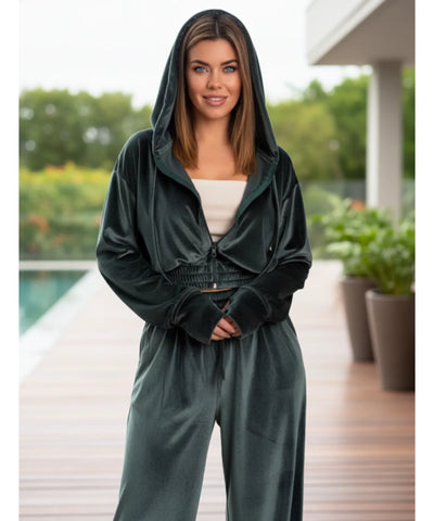 Conjunto moletom feminino veludo com capuz drapeado e calça wide leg. Brilho exclusivo e caimento impecável. Compre agora com frete grátis! ZARA