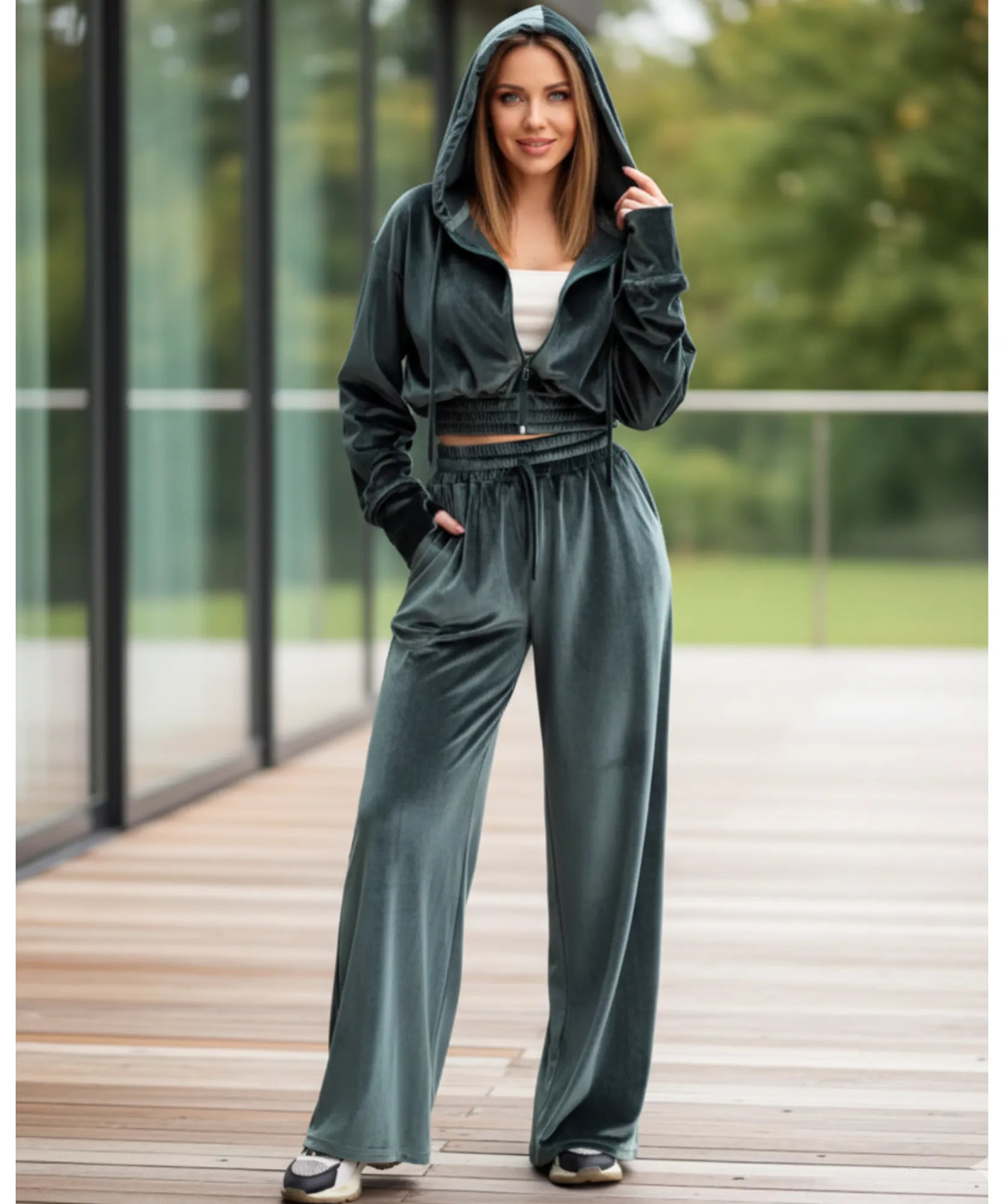 Conjunto moletom feminino veludo com capuz drapeado e calça wide leg. Brilho exclusivo e caimento impecável. Compre agora com frete grátis! ZARA