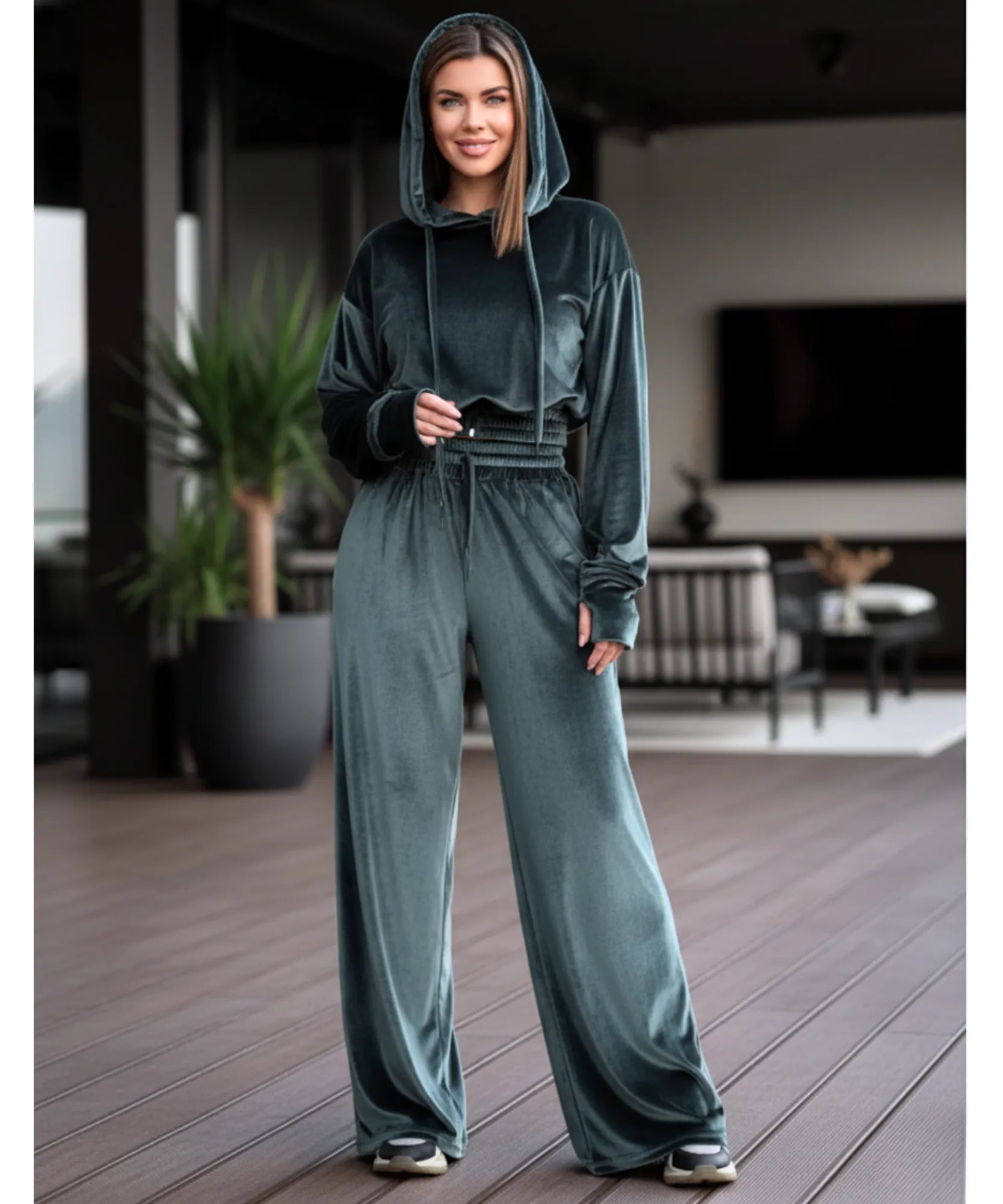 Conjunto moletom feminino veludo com capuz drapeado e calça wide leg. Brilho exclusivo e caimento impecável. Compre agora com frete grátis! ZARA
