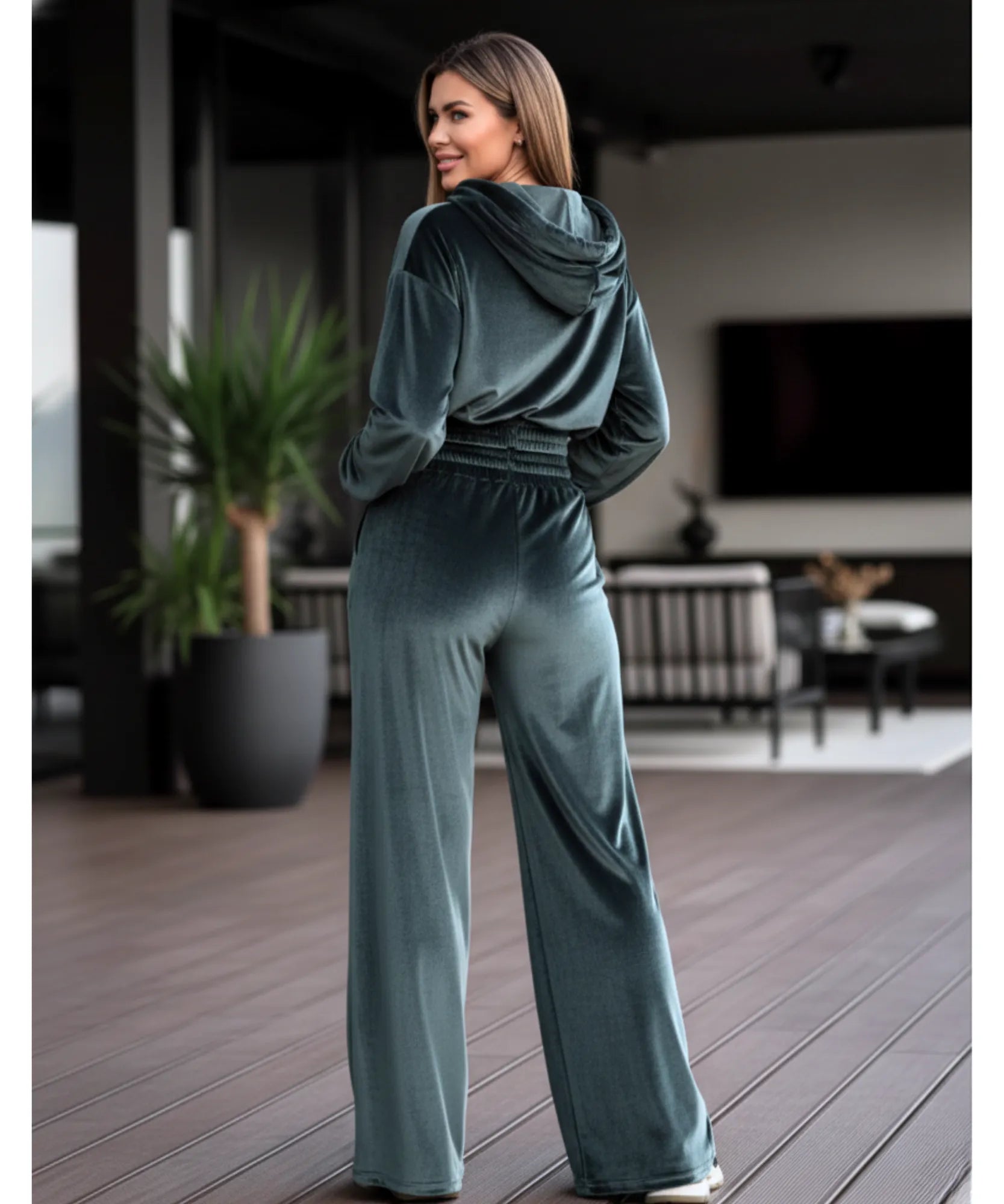 Conjunto moletom feminino veludo com capuz drapeado e calça wide leg. Brilho exclusivo e caimento impecável. Compre agora com frete grátis! ZARA