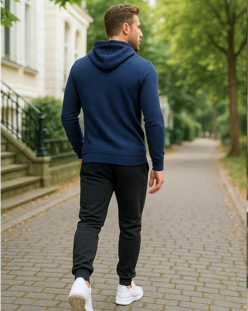 Conjunto moletom masculino com capuz e calça jogger, tecido texturizado premium, modelo moderno slim fit com acabamento flanelado interno.
