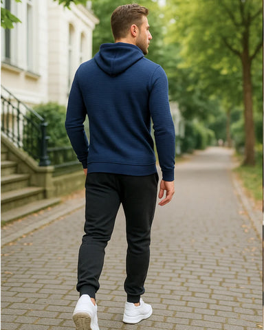 Conjunto moletom masculino com capuz e calça jogger, tecido texturizado premium, modelo moderno slim fit com acabamento flanelado interno.