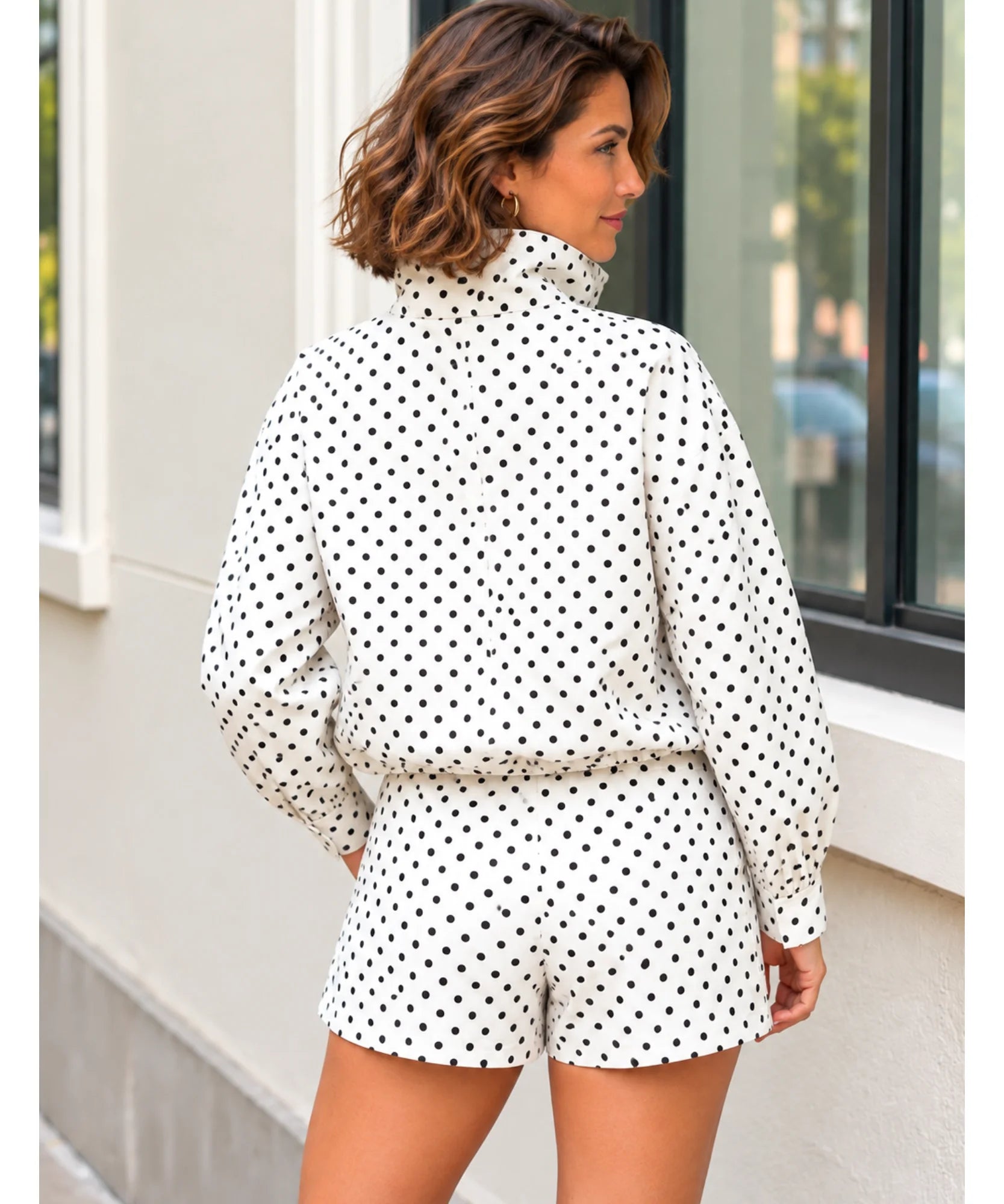 Comprar conjunto poá feminino jaqueta e shorts branco de costas barato Anellimn