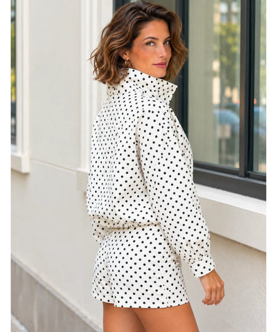 Conjunto poá branco visto de costas e de perfil