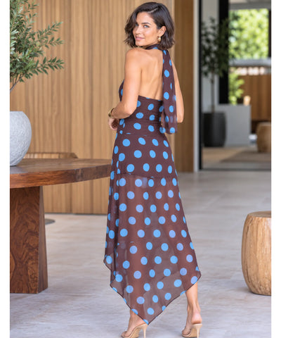 Costas totalmente nuas da blusa frente única poá marrom com poá azul, presa por laço no pescoço