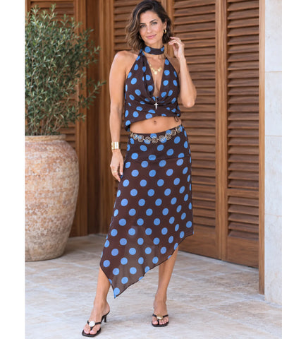Blusa cropped e saia midi poá marrom e azul usadas separadas, com a cintura à mostra