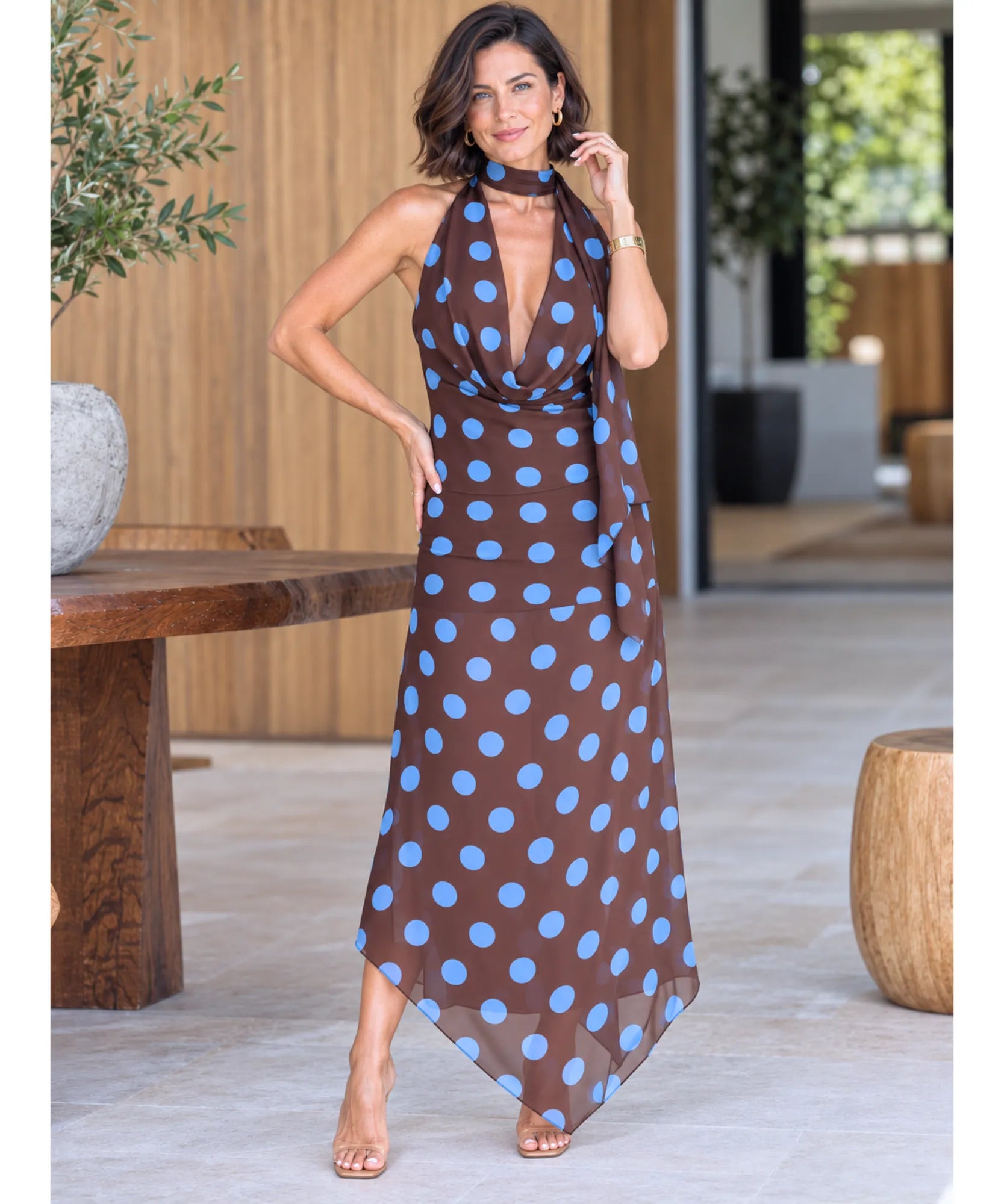 Conjunto poá marrom com bolinhas azuis, saia midi assimétrica e blusa frente única em chiffon, visto de frente