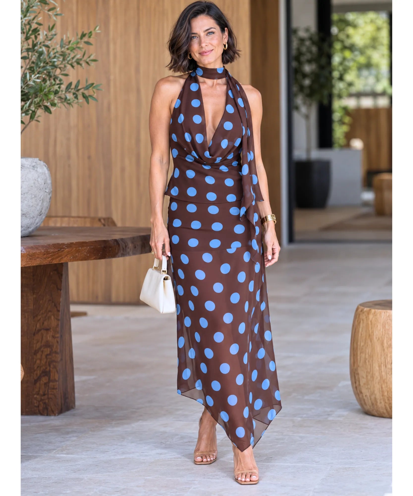 Conjunto poá marrom com poá azul, saia midi e blusa frente única, look completo dos pés à cabeça