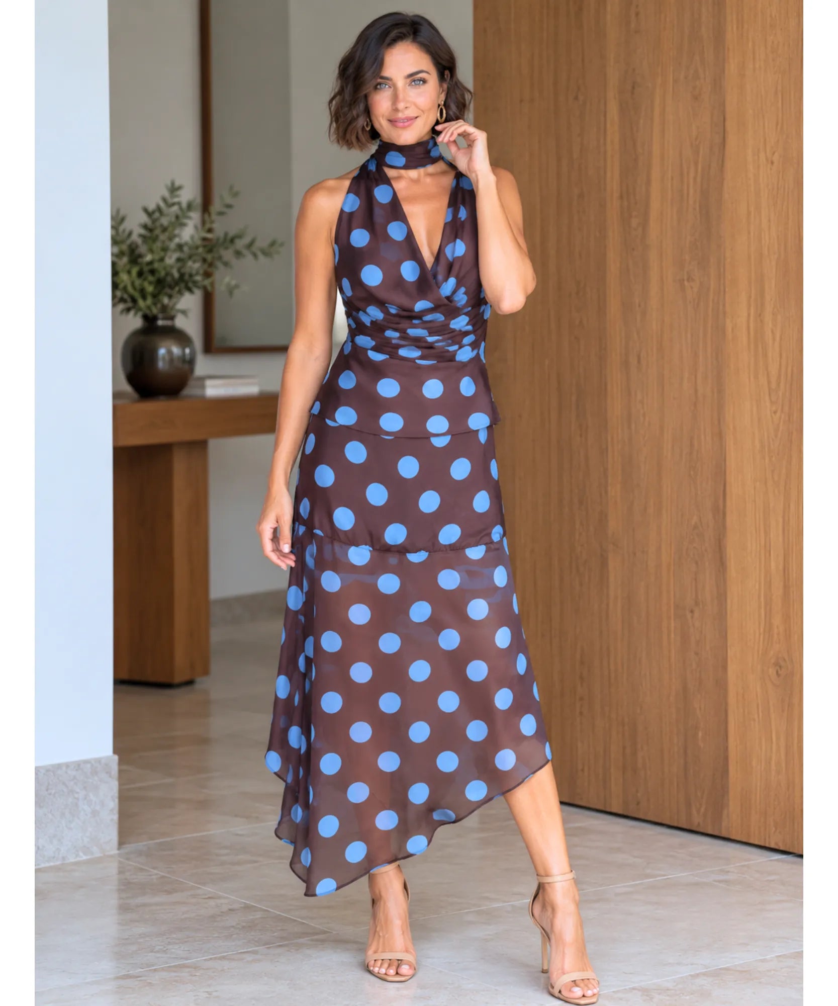 Look completo do conjunto poá marrom e azul com saia midi de barra em pontas e sandália nude