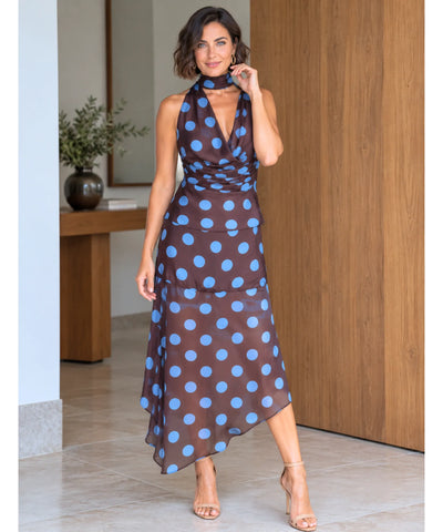 Look completo do conjunto poá marrom e azul com saia midi de barra em pontas e sandália nude