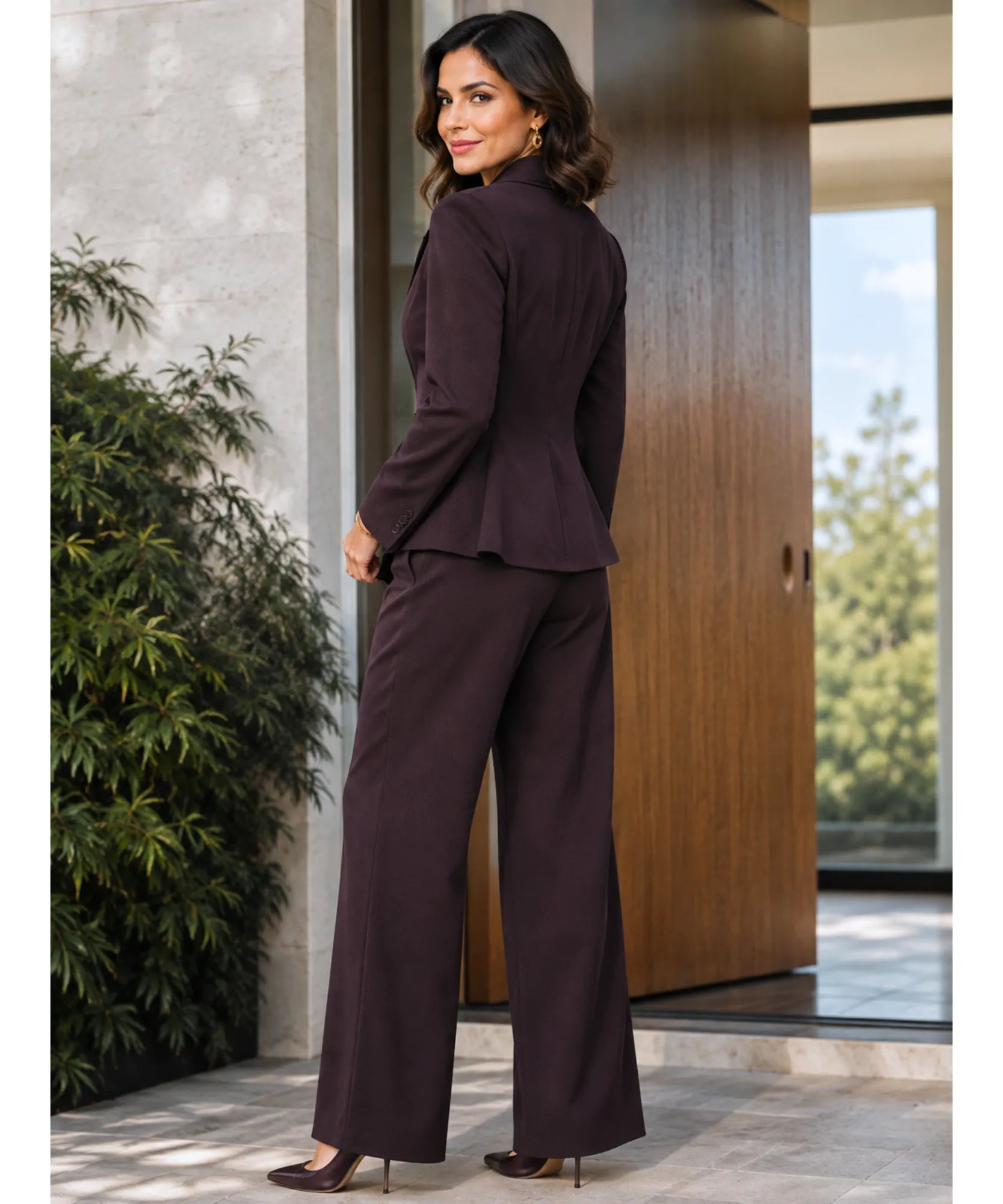 Conjunto terninho feminino alfaiataria marrom visto de lado em corpo inteiro
