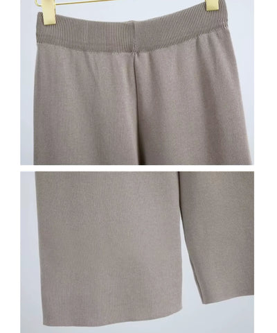 Calça pantalona de tricô bege em still mostrando o cós canelado
