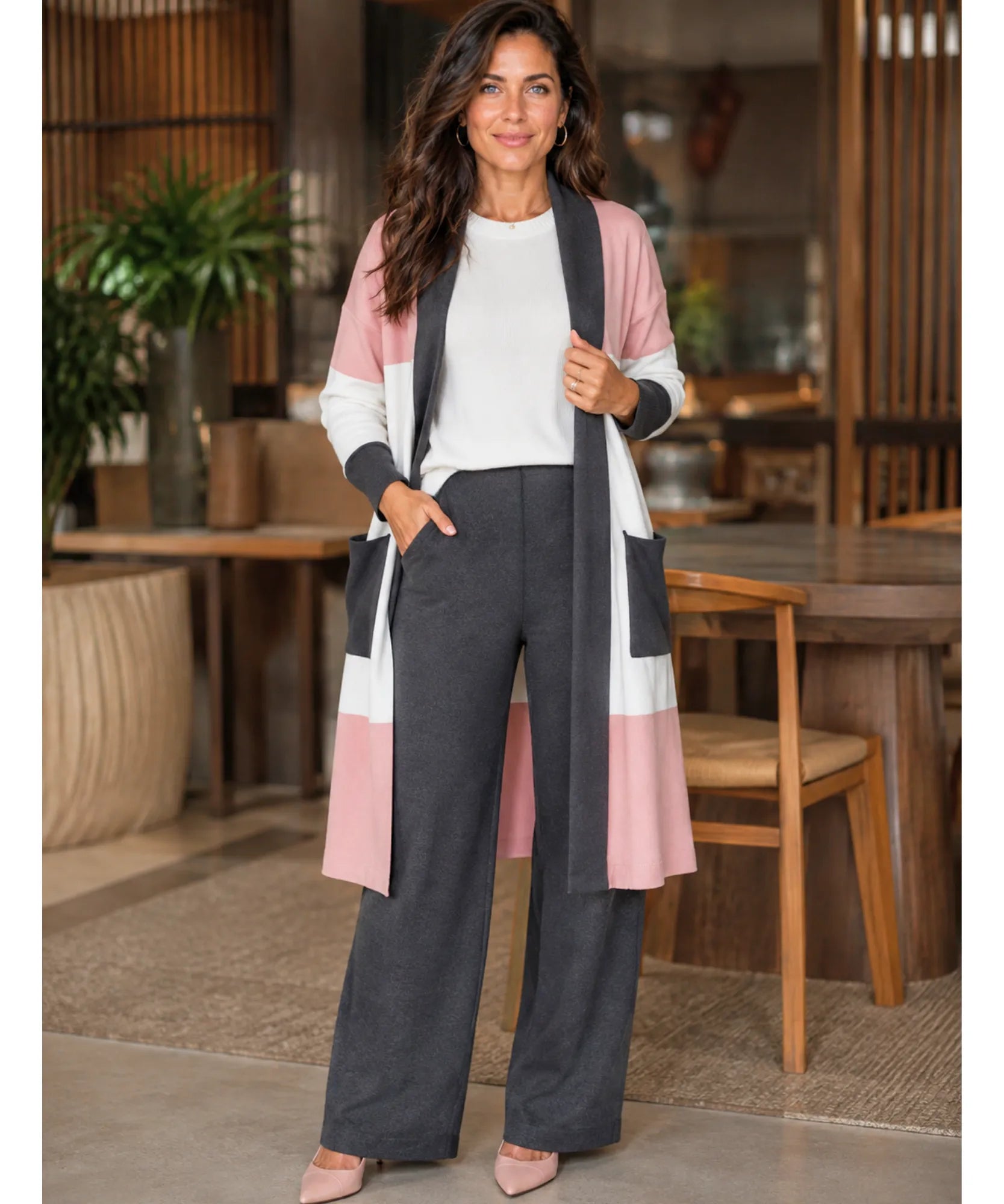Conjunto tricot feminino cinza em corpo inteiro com blusa branca sem manga