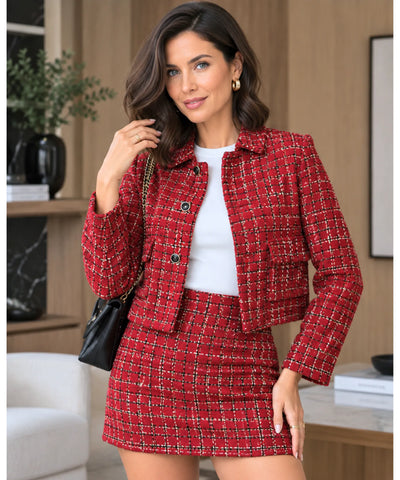 Conjunto completo de tweed xadrez vermelho com blazer, shorts-saia e bolsa preta de mao