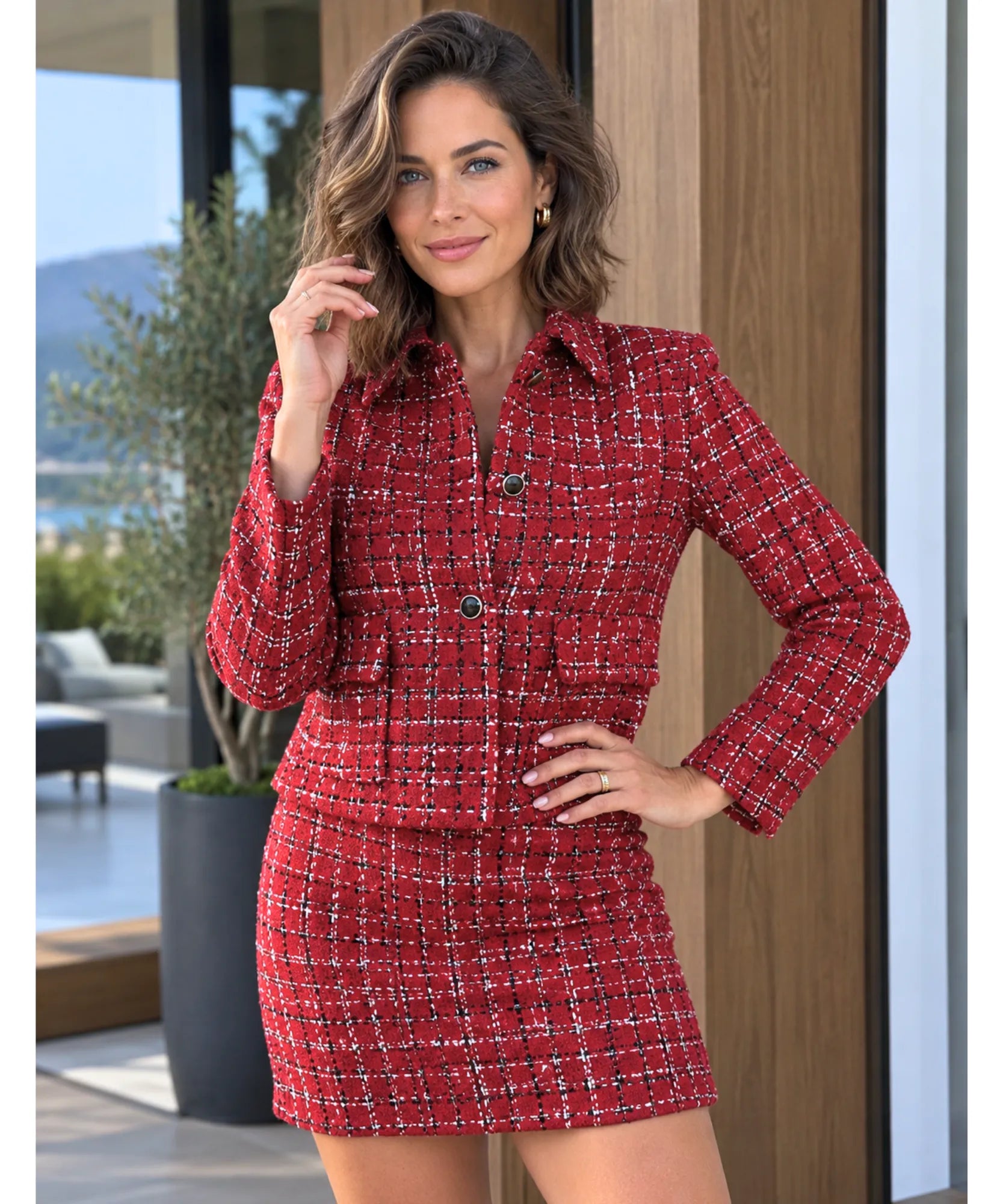 Conjunto tweed feminino xadrez vermelho usado em varanda com blazer fechado