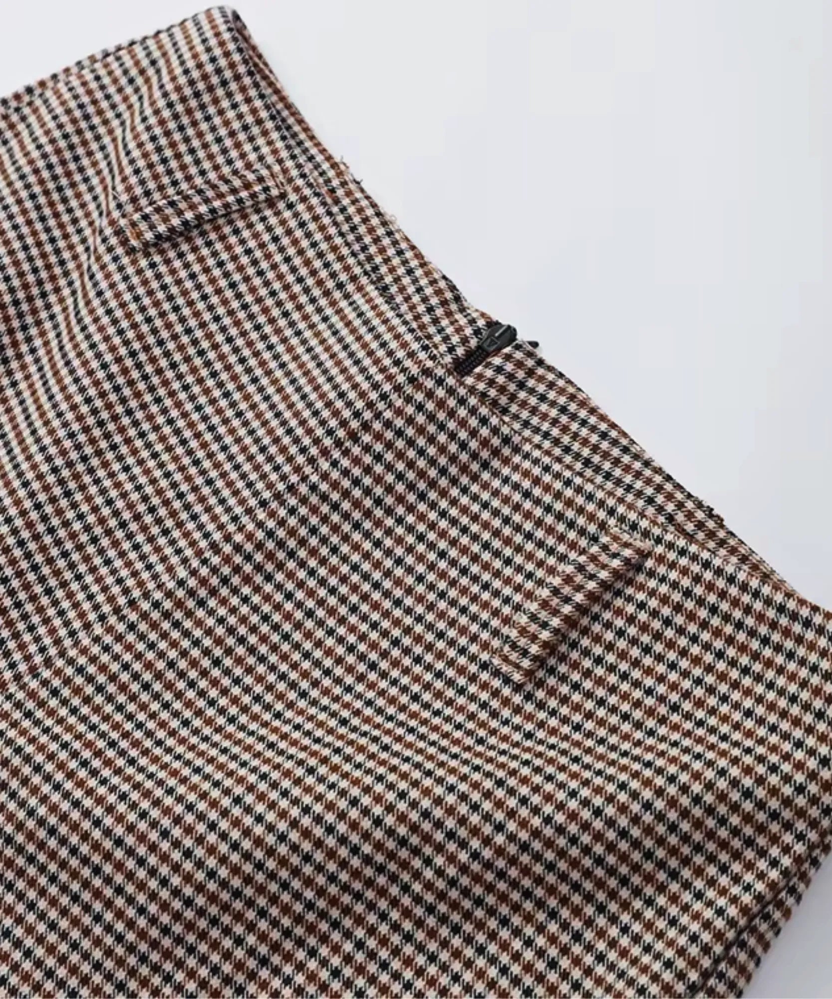 Detalhe do short de alfaiataria xadrez com ziper lateral e passantes