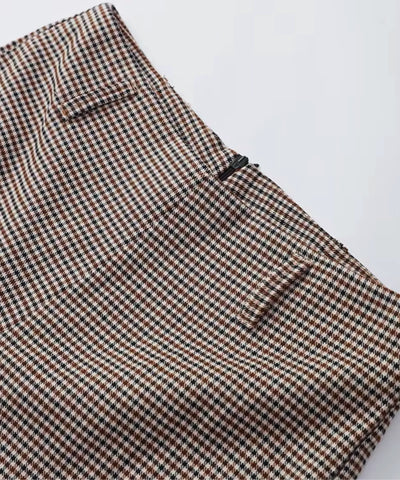 Detalhe do short de alfaiataria xadrez com ziper lateral e passantes