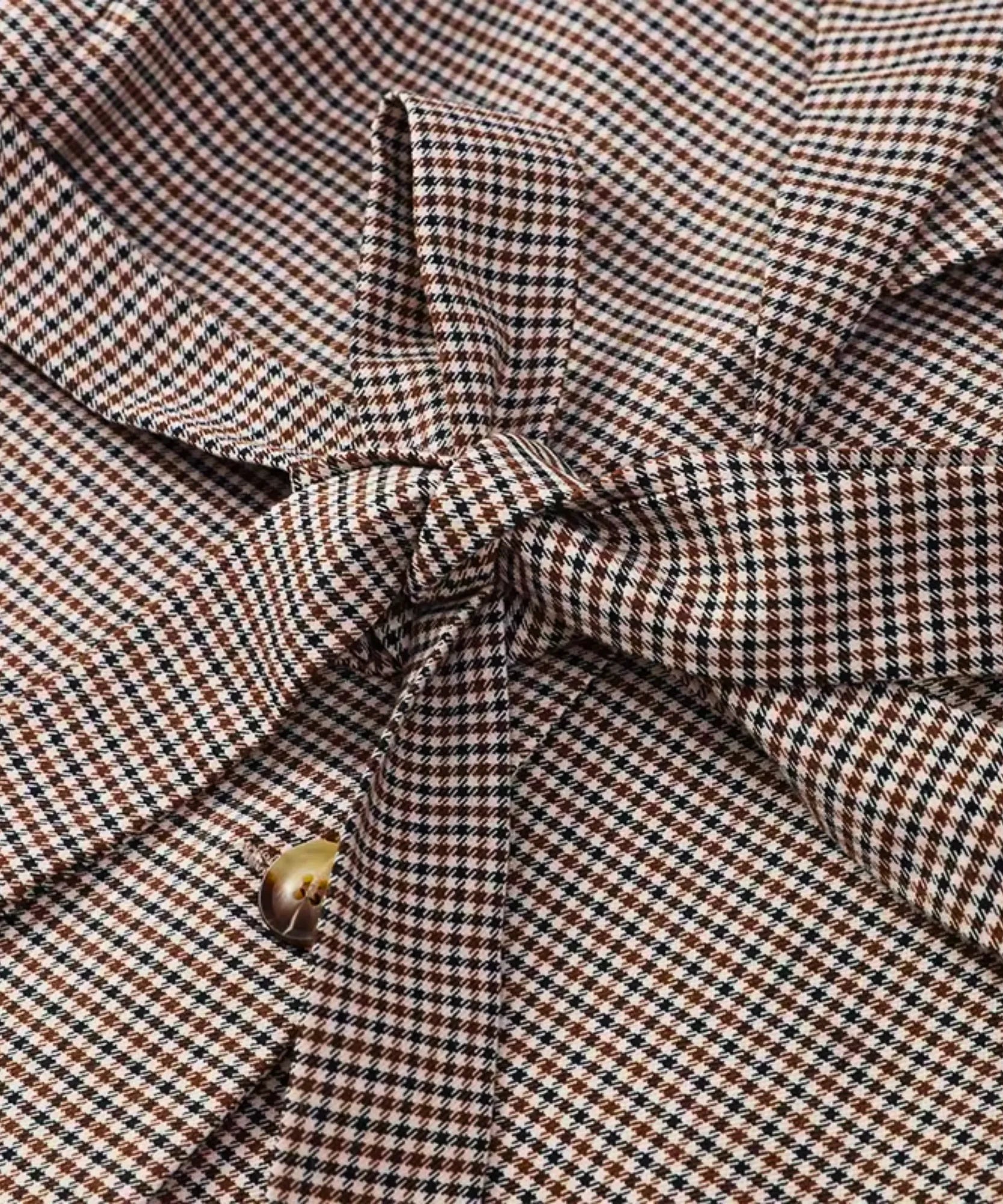 Detalhe do tecido xadrez pied de poule e do laco da faixa