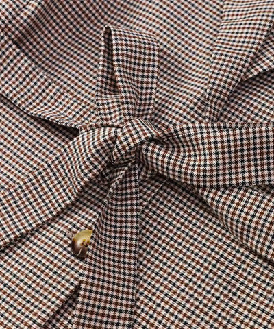 Detalhe do tecido xadrez pied de poule e do laco da faixa