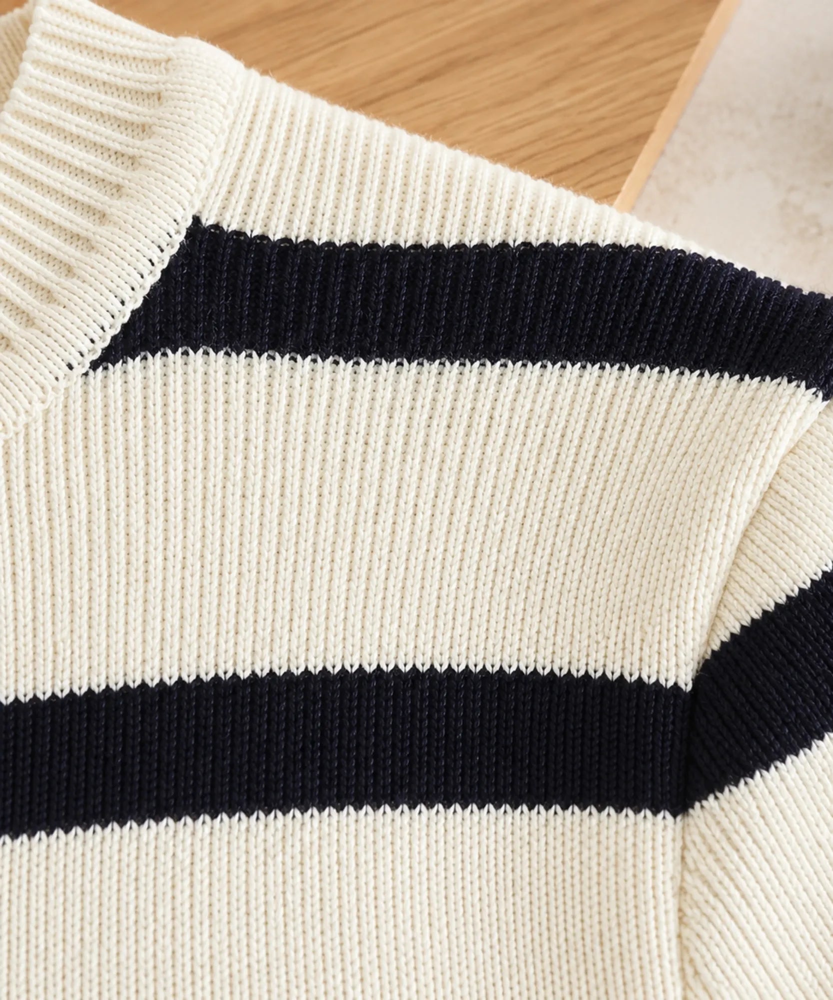 Detalhe da malha canelada do cropped listrado em off-white e preto