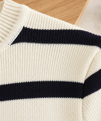 Detalhe da malha canelada do cropped listrado em off-white e preto
