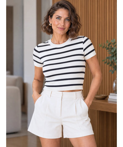 Look completo com cropped canelado preto listrado e short branco