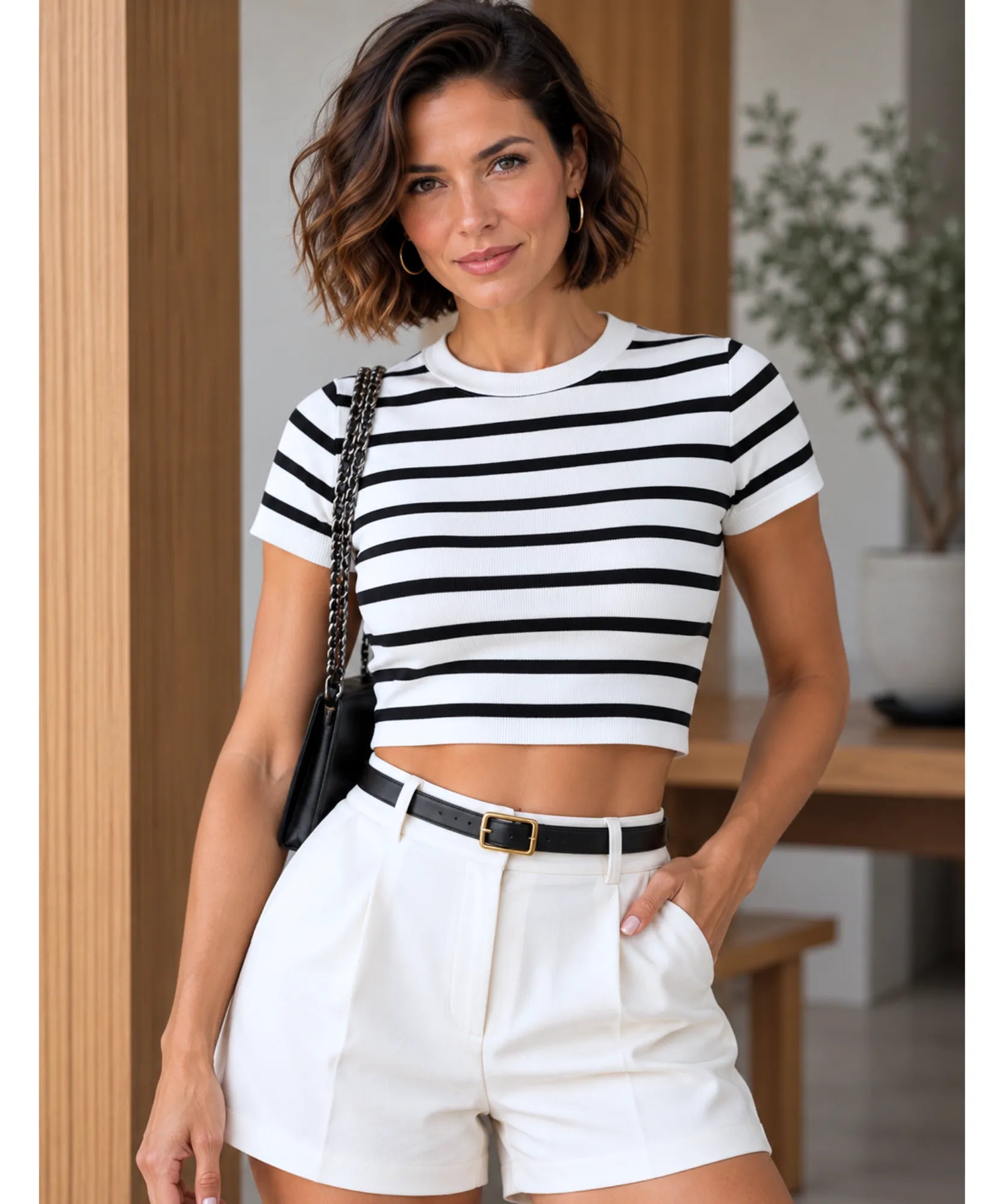 Cropped canelado preto listrado usado com short branco e cinto