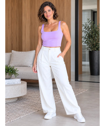 Cropped feminino decote quadrado lilás, look completo com calça branca