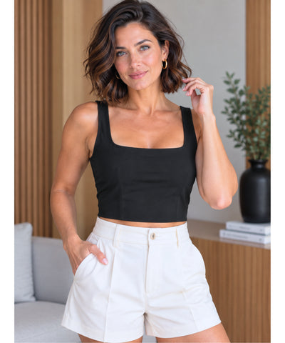 Cropped feminino decote quadrado preto, look completo com shorts branco