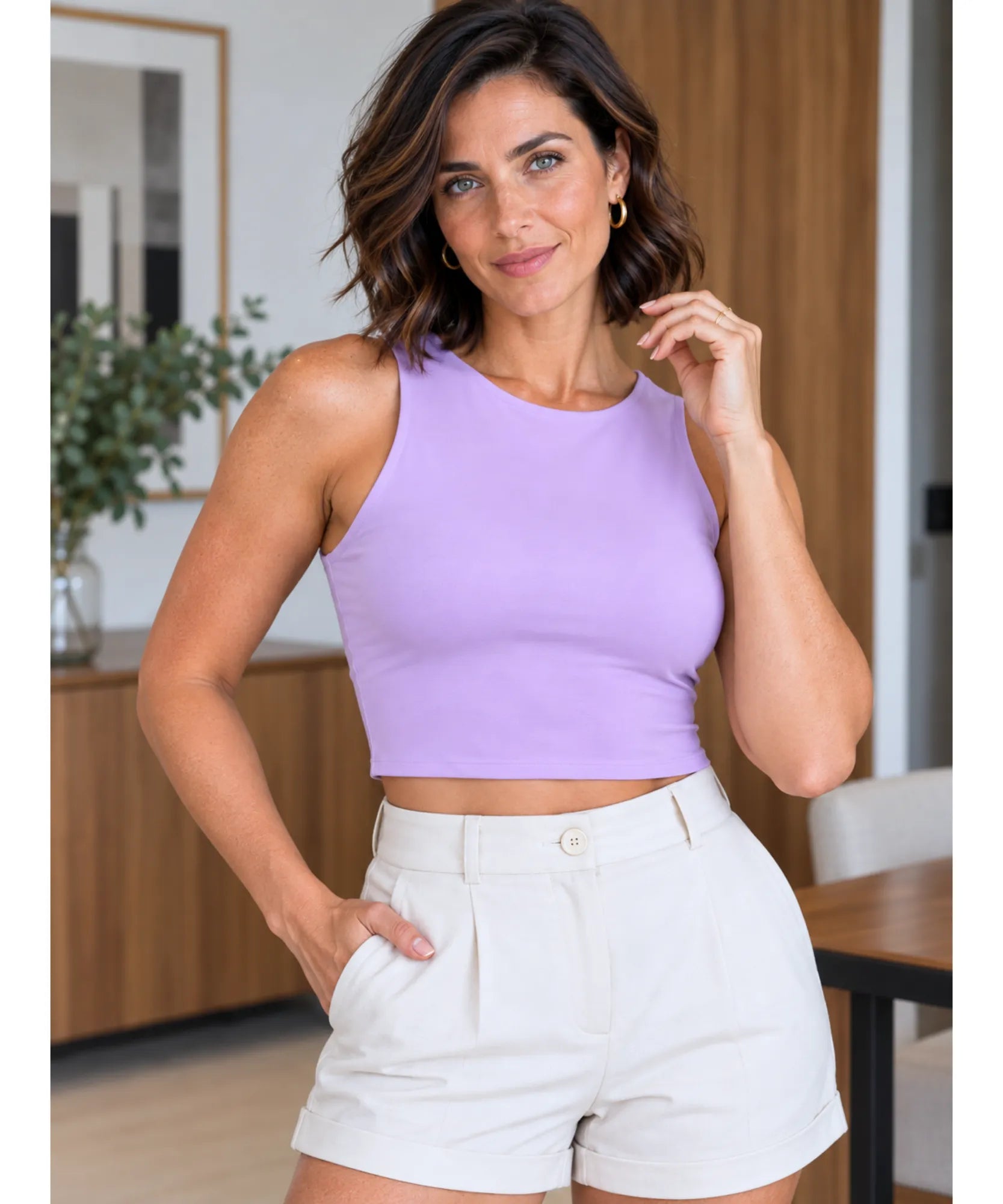 Cropped feminino decote redondo lilás, look de corpo inteiro